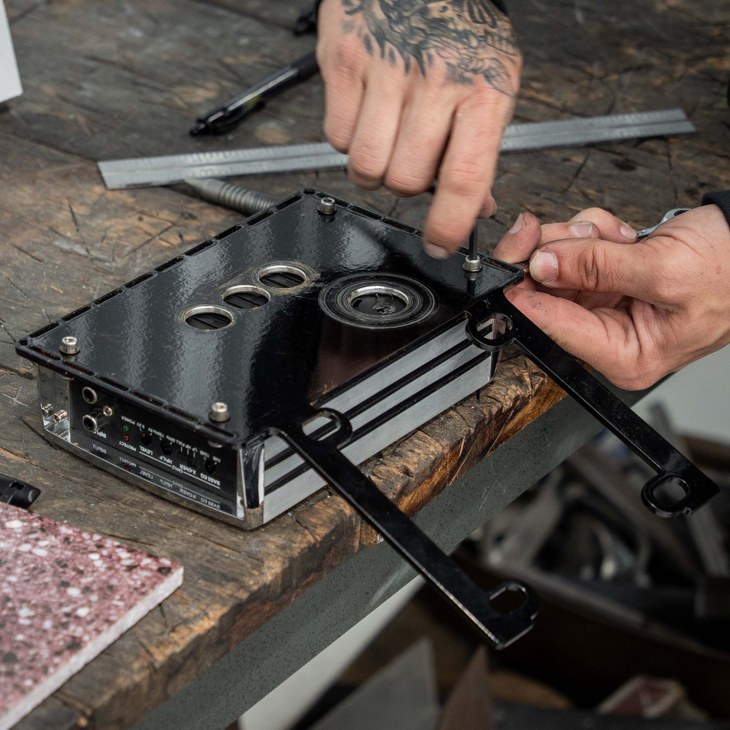 Universal Amp Bracket for FXR Style Fairings including FXRP, FXRT and FXRD (Universal Amp Bracket In Use)