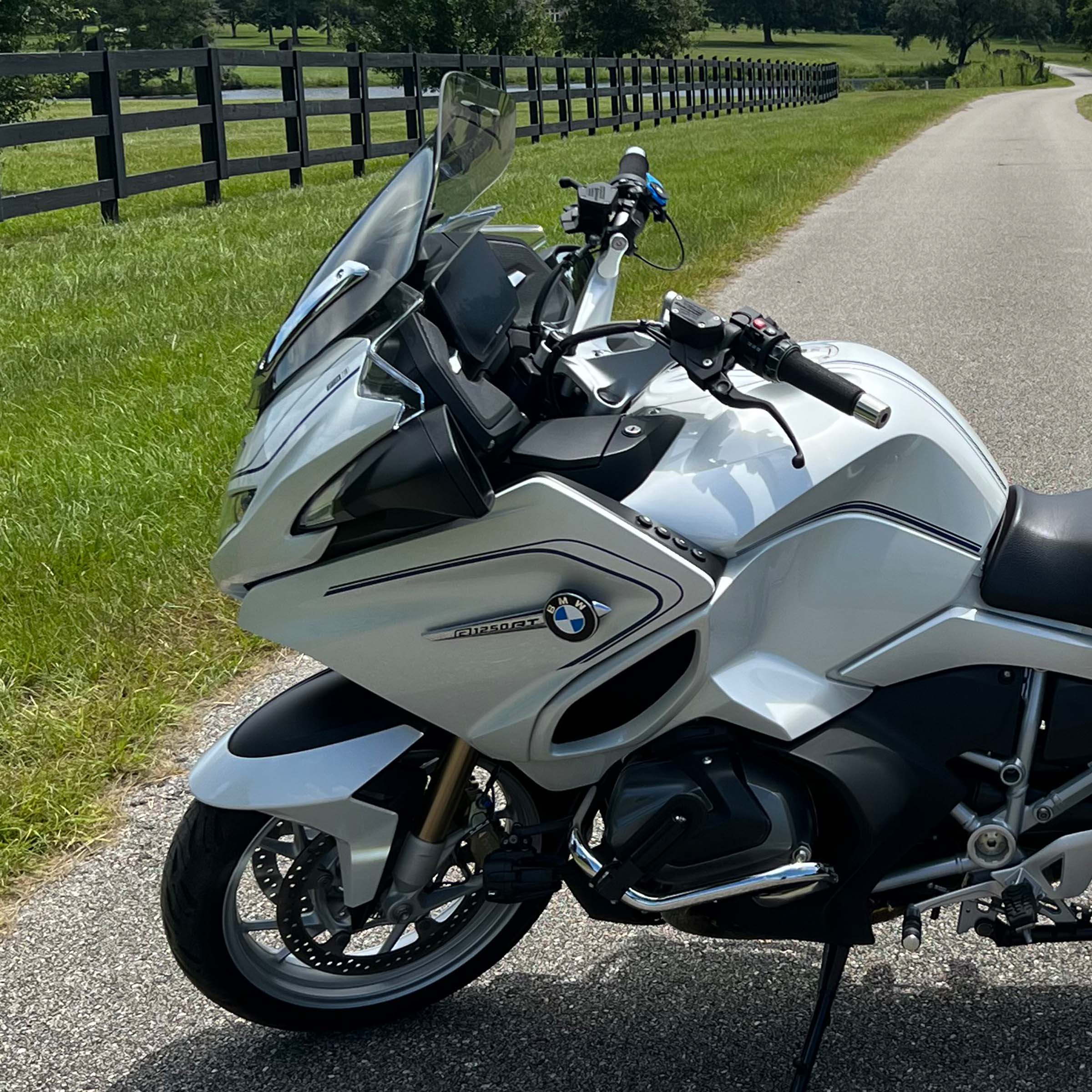 Motorcycle Windshield for 2018+ BMW R1250RT Motorcycles (21" Tint)