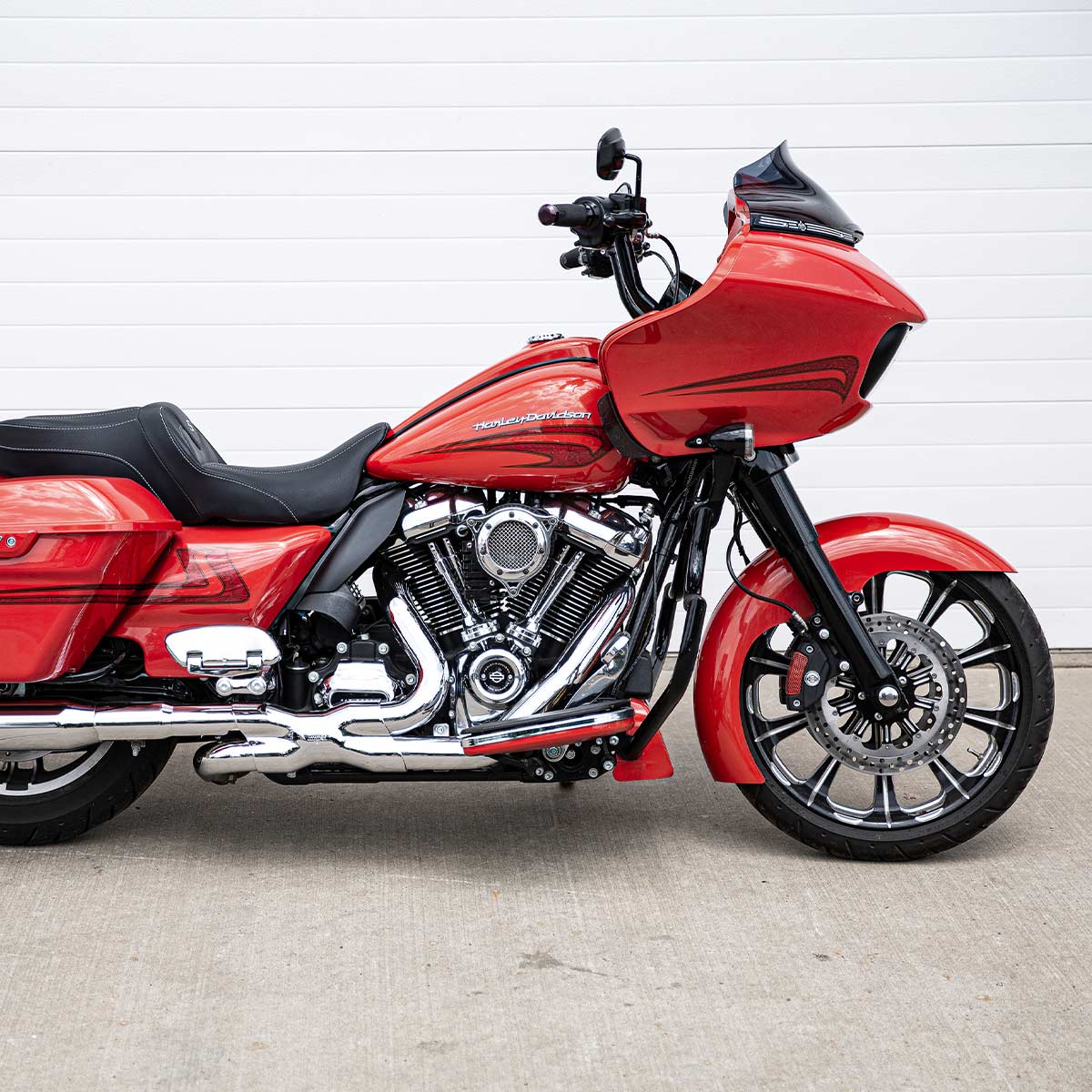 10" Black bar and black knuckles on KlipHanger Bars for Harley-Davidson 2015-2024 Road Glide Motorcycles(10" Black / Black)