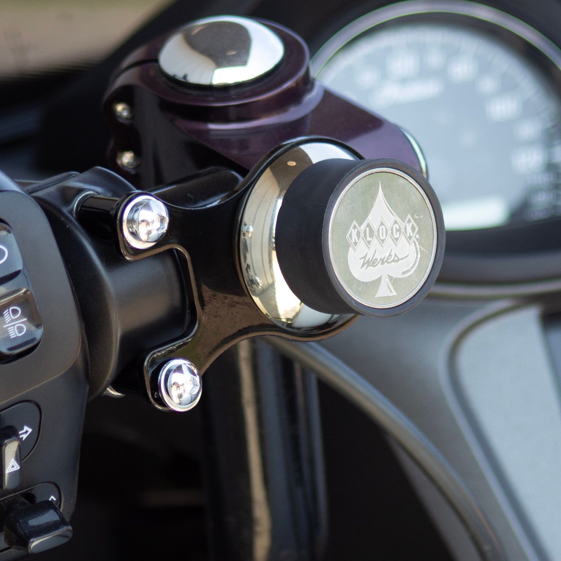 Black Ambidextrous Handlebar Magnetic Phone Mount for Indian® Heavyweight Motorcycles(Black Ambidextrous Mount on bike)