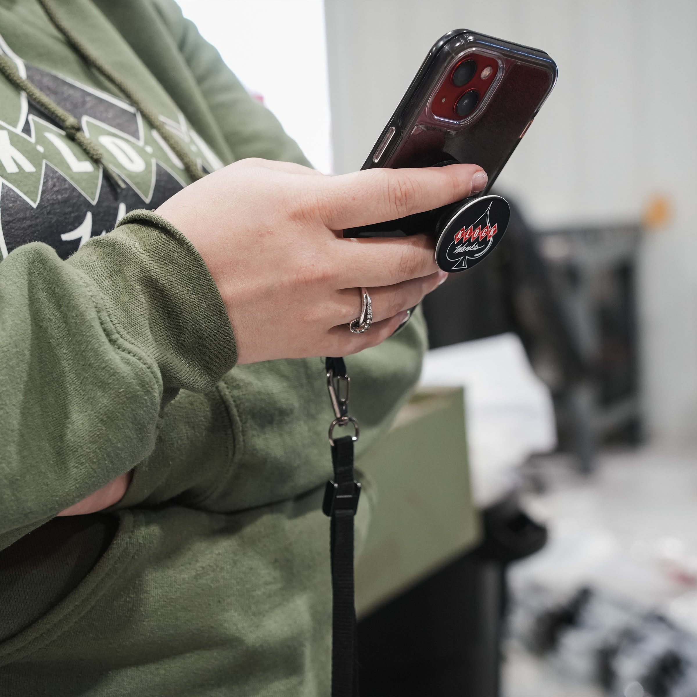 Klock Werks Pop Socket Spade style in use(Spade style)