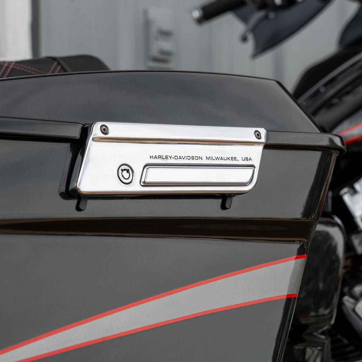 Smooth Chrome Hinge Insert for 1996-2013 Harley-Davidson Touring Models (Smooth Chrome - 1996-2013 Touring Models)